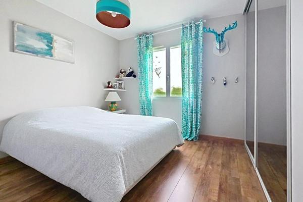 Maison familiale de plain pied de 2006 avec grande parcelle paysagée