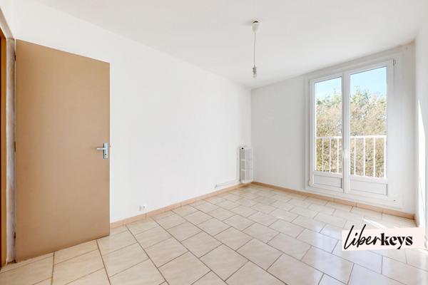 Grand T4 baigné de lumière – Traversant Est-Ouest, balcon et parc arboré de 2 000 m²