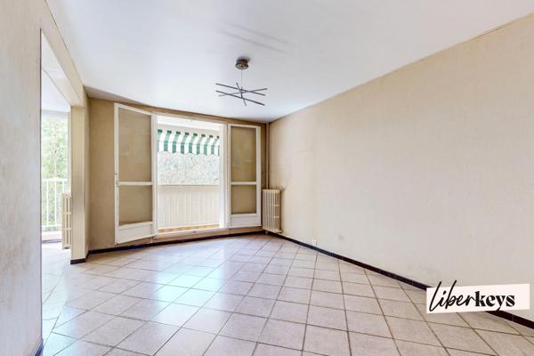 Grand T4 baigné de lumière – Traversant Est-Ouest, balcon et parc arboré de 2 000 m²