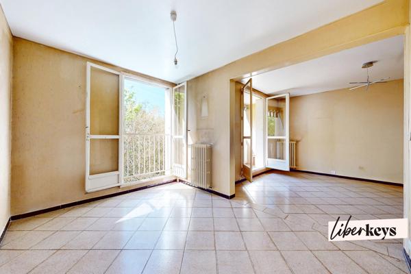 Grand T4 baigné de lumière – Traversant Est-Ouest, balcon et parc arboré de 2 000 m²