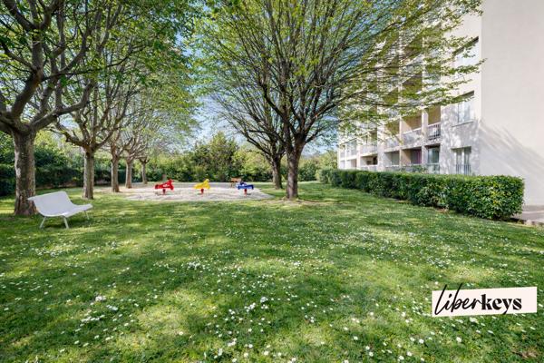 Grand T4 baigné de lumière – Traversant Est-Ouest, balcon et parc arboré de 2 000 m²