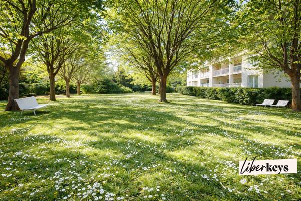 Grand T4 baigné de lumière – Traversant Est-Ouest, balcon et parc arboré de 2 000 m²