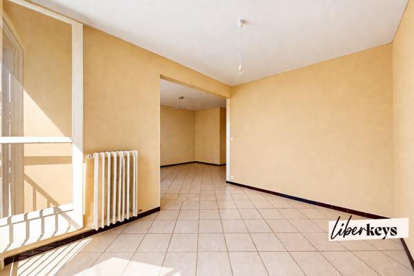 Grand T4 baigné de lumière – Traversant Est-Ouest, balcon et parc arboré de 2 000 m²