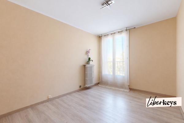 Grand T4 baigné de lumière – Traversant Est-Ouest, balcon et parc arboré de 2 000 m²