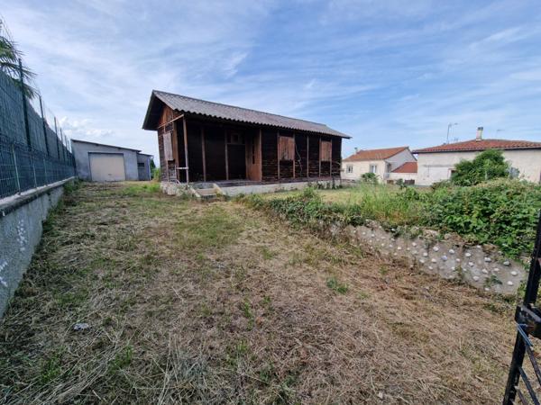 Dpt Loire (42), à vendre petit chalet un garage sur 495 m² de terrain