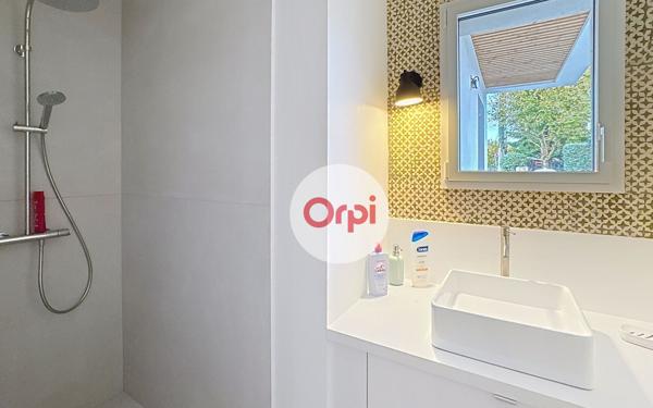 Maison à vendre    5 pièces •  Ambon