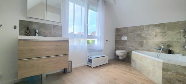 Maison avec confort de plain-pied, garage et terrain 800 m² à Chaumontel