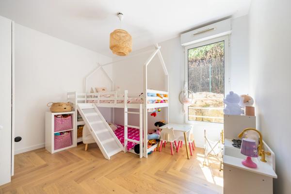 LES OLIVES / LIMITE PLAN-DE-CUQUES — T4 COMME UNE MAISON — RÉNOVATION SOIGNÉE — 200 M² D’EXTÉRIEUR — 2 PLACES DE PARKING — BOX POSSIBLE EN OPTION