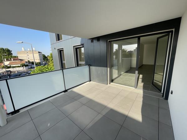 Joli T3 - Grande Terrasse - Parkings - Proche Tram