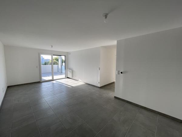 Joli T3 - Grande Terrasse - Parkings - Proche Tram