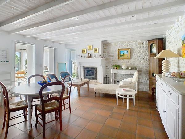 Maison à Vendre en exclusivité, 5 chambres, garage, jardin clos, située à Saint Jean D'hermine, 30 minutes de La Roche Sur Yon, Luçon et Fontenay Le Comte.