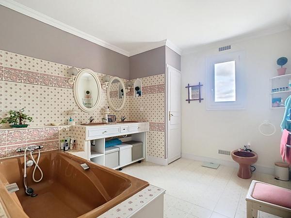 Maison à Vendre en exclusivité, 5 chambres, garage, jardin clos, située à Saint Jean D'hermine, 30 minutes de La Roche Sur Yon, Luçon et Fontenay Le Comte.