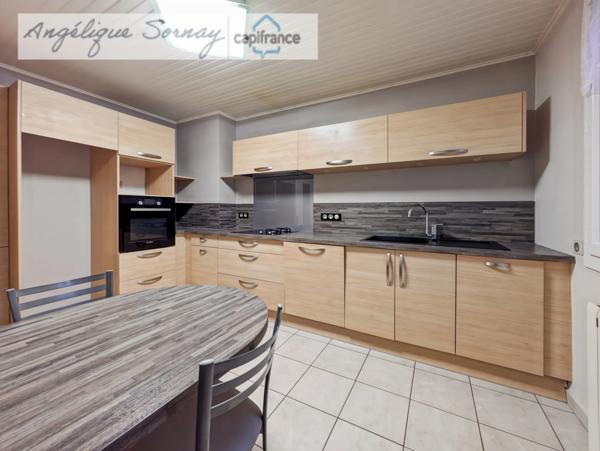 Maison à vendre 4 pièces CHAPELLE VOLAND (39), avec garages et annexe