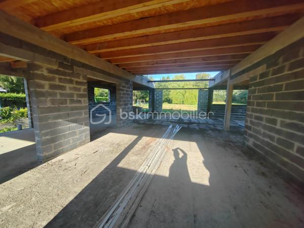 Sur la côte d'opale Merlimont à 5mns du Touquet, toutes commodités aux alentours, terrain sur plus de 2 hectares, avec habitation en cour de construction (clos et couvert sur environ 200 M2 habitable), dans un cadre privilégié très calme en pleine nature.
Propriété d'exception.