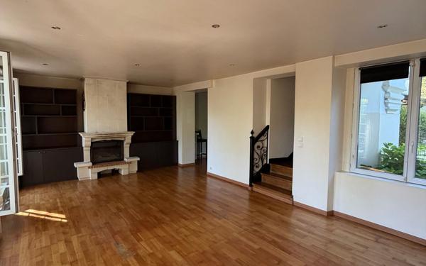 Maison à vendre    2 pièces • 185 m2 Chelles