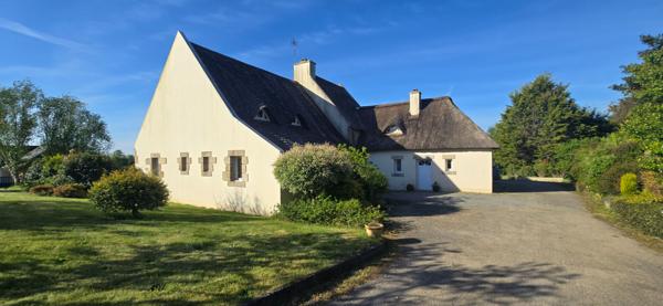 Belle demeure de charme de 240 m² sur un grand terrain de 1800 m², le bourg de Fouesnant à pied !