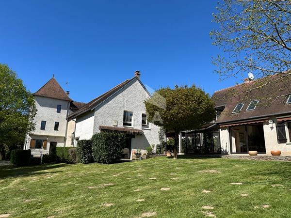 A 10 minutes du lac d'Eguzon - Propriété avec terrain et piscine - grange - dépendance.