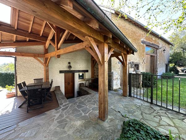 A 10 minutes du lac d'Eguzon - Propriété avec terrain et piscine - grange - dépendance.