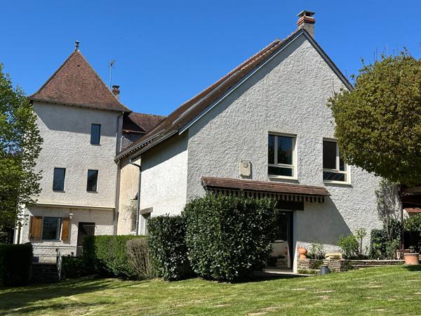 A 10 minutes du lac d'Eguzon - Propriété avec terrain et piscine - grange - dépendance.