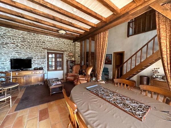 A 10 minutes du lac d'Eguzon - Propriété avec terrain et piscine - grange - dépendance.