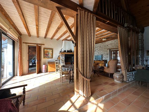 A 10 minutes du lac d'Eguzon - Propriété avec terrain et piscine - grange - dépendance.