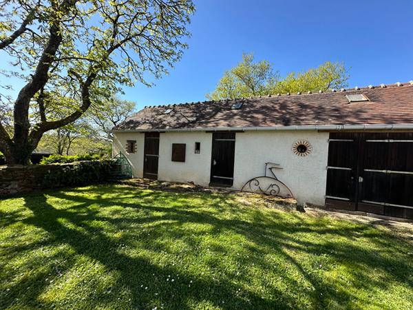 A 10 minutes du lac d'Eguzon - Propriété avec terrain et piscine - grange - dépendance.
