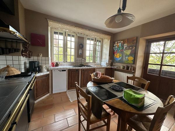 A 10 minutes du lac d'Eguzon - Propriété avec terrain et piscine - grange - dépendance.