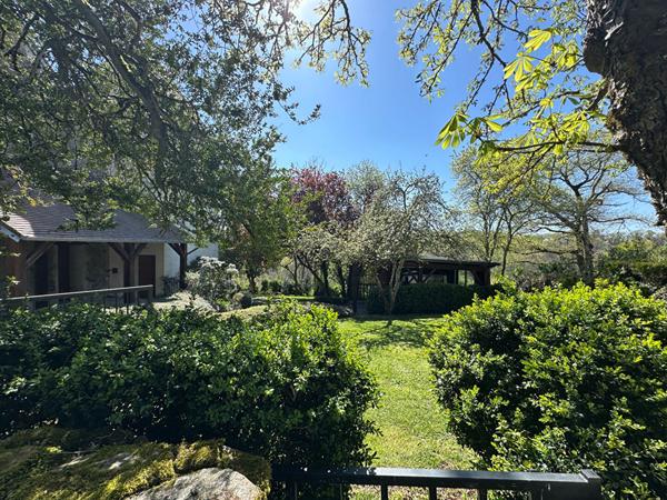 A 10 minutes du lac d'Eguzon - Propriété avec terrain et piscine - grange - dépendance.