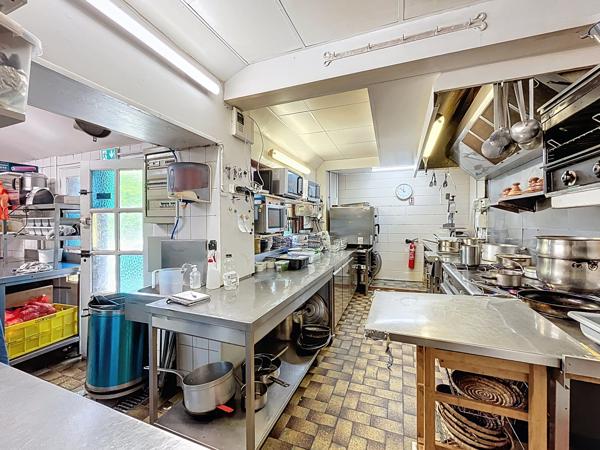 Fonds De Commerce
        
        - 150 m² Exclusivité 160 000 € *