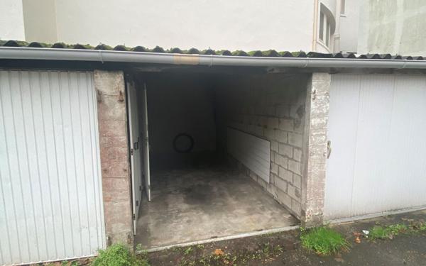 Stationnement à louer    Brest