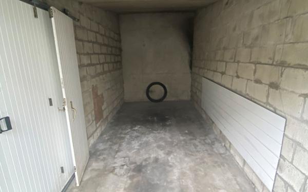 Stationnement à louer    Brest