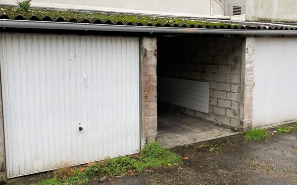 Stationnement à louer    Brest