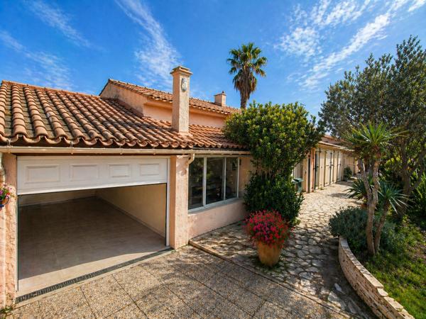 Châteauneuf-les-Martigues (13220) PLAIN PIED, PISCINE, JARDIN ARBORE AVEC PISCINE SUR 522M2 DE TERRAIN