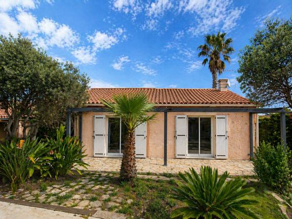 Châteauneuf-les-Martigues (13220) PLAIN PIED, PISCINE, JARDIN ARBORE AVEC PISCINE SUR 522M2 DE TERRAIN