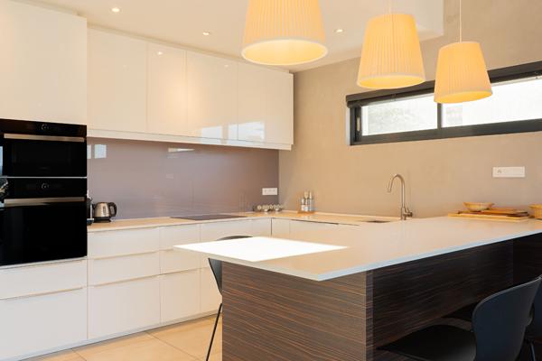 Villa contemporaine avec vue panoramique et espace bien-être