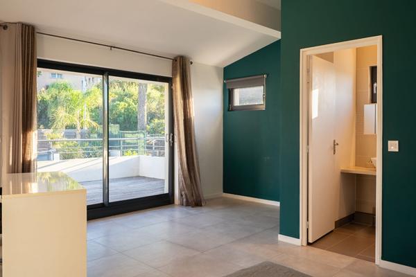 Villa contemporaine avec vue panoramique et espace bien-être