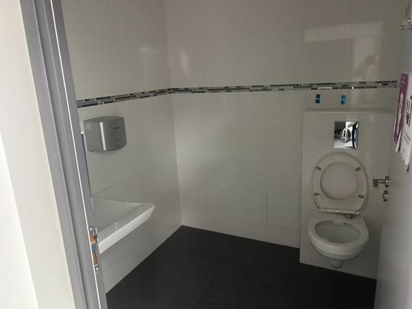 Local commercial MONTMORENCY- 7 pièces - 197.90 m2