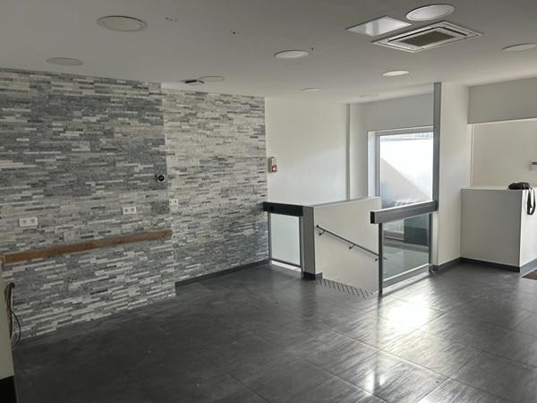 Local commercial MONTMORENCY- 7 pièces - 197.90 m2