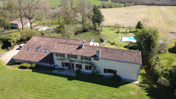 Maison de caractère de 317 m2 à Gizay, 5 chambres, parc de 5500 m2, piscine , grange, atelier