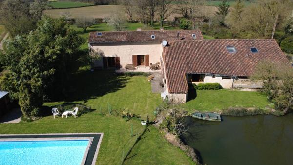 Maison de caractère de 317 m2 à Gizay, 5 chambres, parc de 5500 m2, piscine , grange, atelier