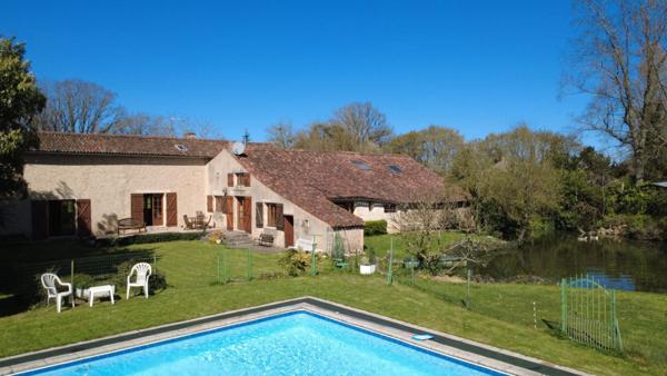 Maison de caractère de 317 m2 à Gizay, 5 chambres, parc de 5500 m2, piscine , grange, atelier