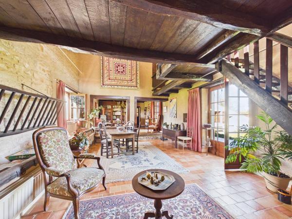 Maison de caractère de 317 m2 à Gizay, 5 chambres, parc de 5500 m2, piscine , grange, atelier