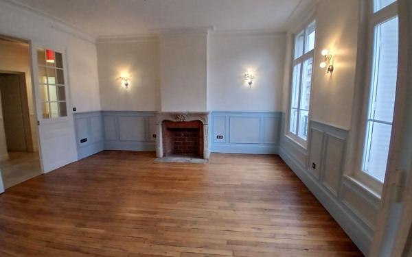 Appartement à louer    4 pièces •  Compiègne