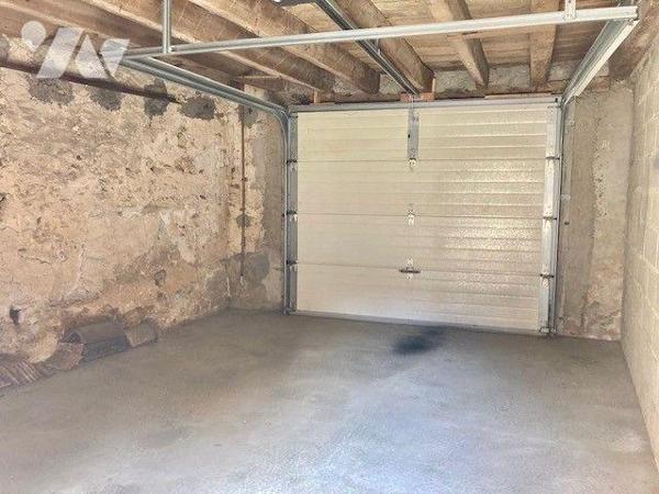 Une maison de bourg avec de nombreuses dépendances.
Au-rez-de-chaussée : entrée, séjour-salon,...