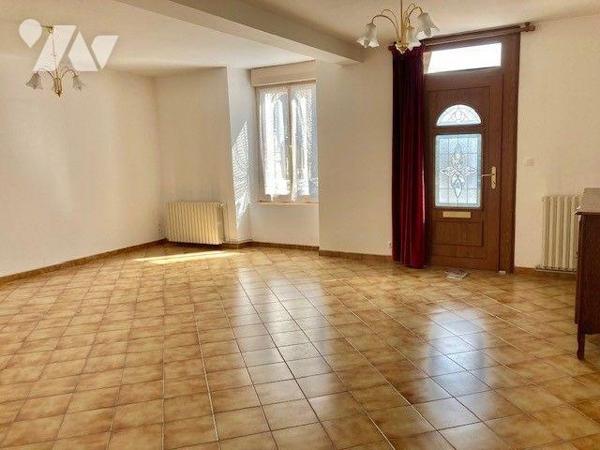 Une maison de bourg avec de nombreuses dépendances.
Au-rez-de-chaussée : entrée, séjour-salon,...