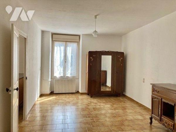 Une maison de bourg avec de nombreuses dépendances.
Au-rez-de-chaussée : entrée, séjour-salon,...