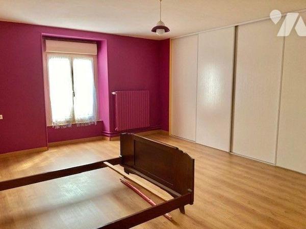 Une maison de bourg avec de nombreuses dépendances.
Au-rez-de-chaussée : entrée, séjour-salon,...