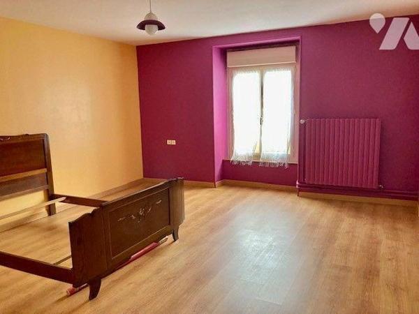 Une maison de bourg avec de nombreuses dépendances.
Au-rez-de-chaussée : entrée, séjour-salon,...