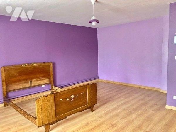 Une maison de bourg avec de nombreuses dépendances.
Au-rez-de-chaussée : entrée, séjour-salon,...