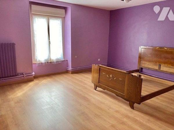 Une maison de bourg avec de nombreuses dépendances.
Au-rez-de-chaussée : entrée, séjour-salon,...